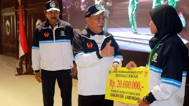 Bupati Lamongan Kembali Serahkan Bonus Rp 894.500.000 untuk Atlet Prestasi Porprov