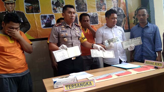 Empat pelaku pemalsuan BPKB dan STNK saat press release di Mapolres Lamongan