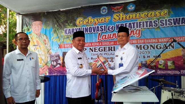 Gelar Gebyar Showcase, Belasan Antologi Karya Siswa SMPN 1 Lamongan Ditampilkan