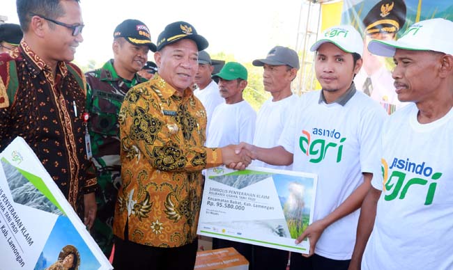 Bupati Lamongan Fadeli saat menyerahkan klaim asuransi pertanian