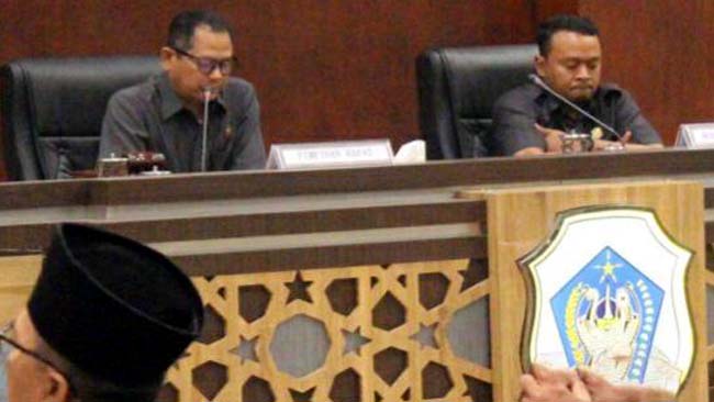 Ketua DPRD Lamongan sementara, H Abdhul Ghofur saat rapat paripurna di gedung dewan