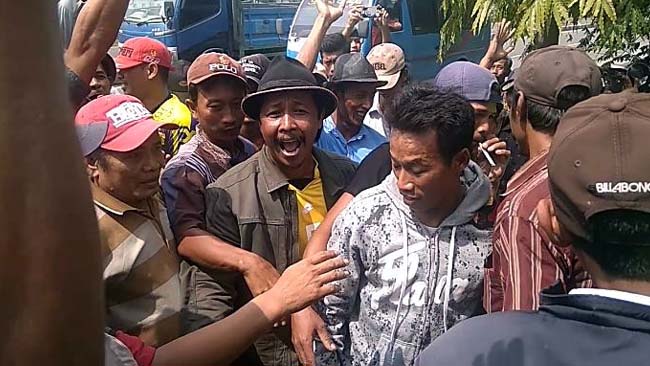 Aset Pasar Kiringan Duduga Akan Diambil Alih Kades, Ratusan Warga Turi Gelar Demo