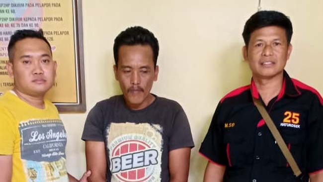 Tersangka Sugeng diamankan Anggota Polsek Ngimbang