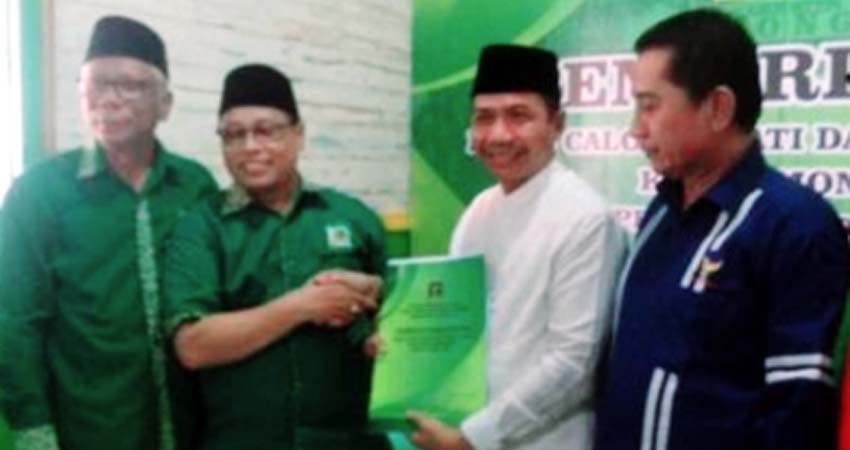 Mantan Ketua DPRD, H Kaharuddin Kembalikan Formulir Penjaringan Bacabup ke DPC PPP Lamongan