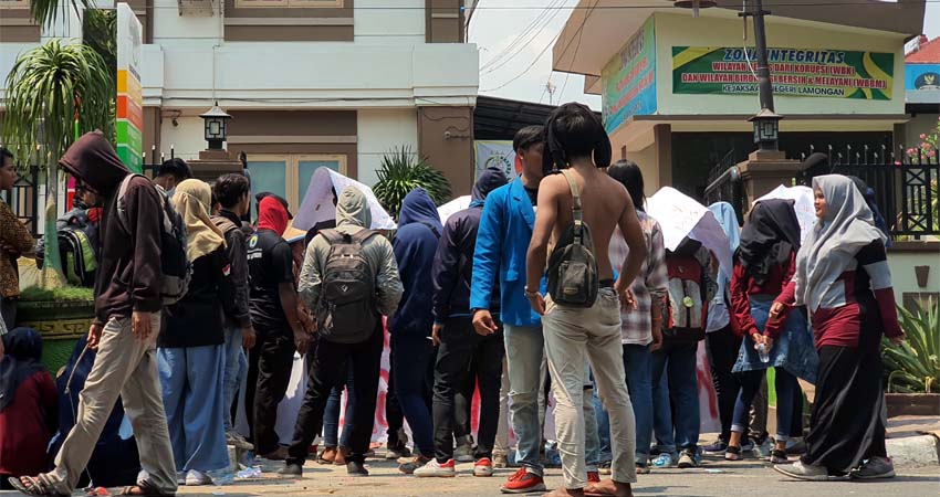 Peringati Hari Anti Korupsi Sedunia, Puluhan Aktivis PMII Unisda Demo Kejaksaan