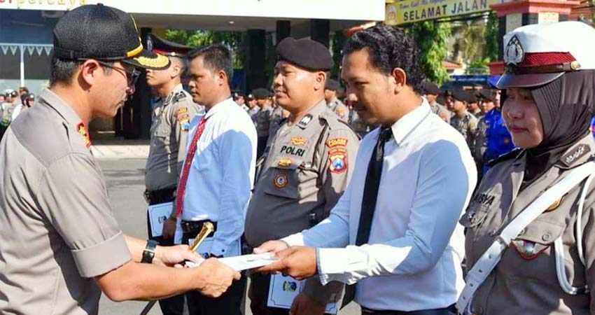 Kapolres Lamongan Pimpin Upacara Pemberian Reward bagi Anggota Berprestasi