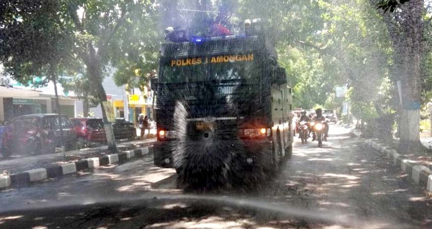 Lamongan Covid-19 Semprotkan Disinfektan ke Akses Jalan, Polres Kerahkan Water Cannon