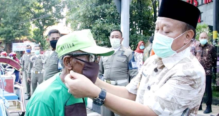 20 Orang di Lamongan Positif Corona, Bupati Gencarkan Pencegahan, Bagikan Masker