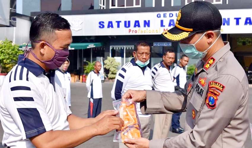 Kapolres Lamongan Bagikan Masker dan Obat-Obatan ke Seluruh Anggota