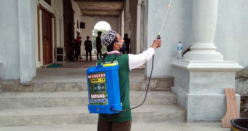 Satgas MWC NU Turi Gelar Aksi Penyemprotan Disinfektan ke Seluruh Masjid dan Madrasah