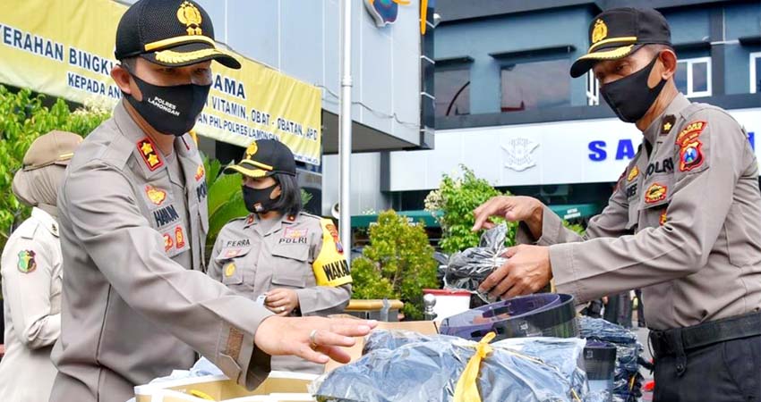 Kapolres Lamongan Beri Bantuan Bingkisan Lebaran Berupa Vitamin, Obat dan APD ke Anggota Polri, ASN dan PHL