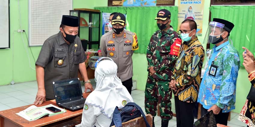 Bupati Fadeli Tinjau Simulasi Sekolah Tangguh di SMPN 3 Lamongan