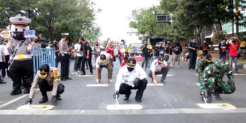 Bupati Lamongan Launching Marka Physical Distancing Ala Starting Grid Moto GP