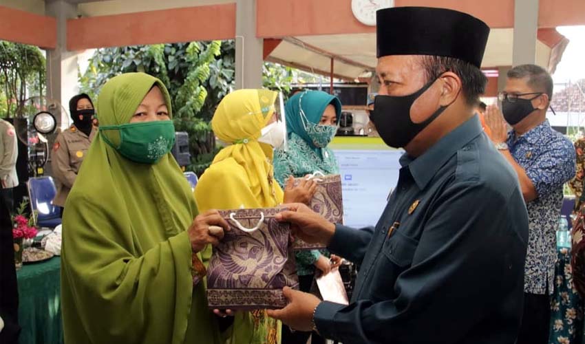 BAGIKAN MASKER: Bupati Lamongan H Fadeli bersama Forkompimda membagikan masker kepada warga di Desa Sidorejo