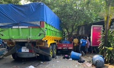 Dump Truk Hajar Tiga Motor di Depan Pasar Burung Lamongan, 1 Orang Mati