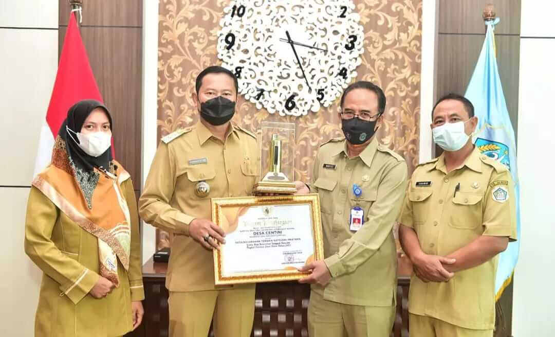 AWARD: Bupati Lamongan, Yuhronur Effendi, saat menunjukkan penghargaan dari Provinsi Jatim tahun 2021.