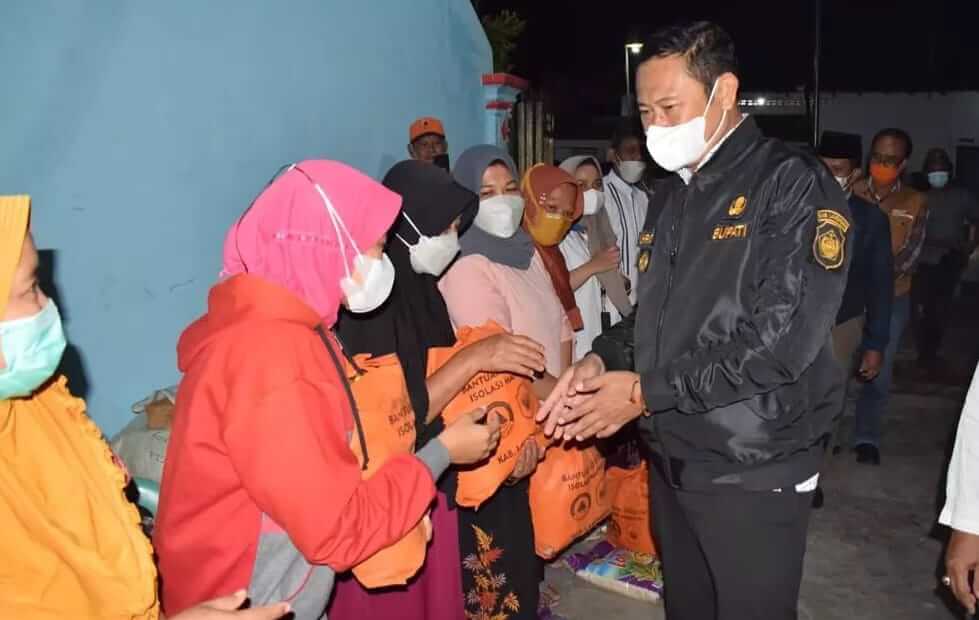 Bupati Yuhronur Kunjungi dan Salurkan Bantuan Paket Sembako Korban Banjir Ngimbang Lamongan