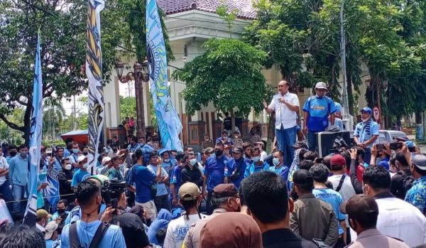 Dianggap Kurang Serius, Managemen Persela Kembali di Unjuk Rasa Ratusan Supporter LA Mania