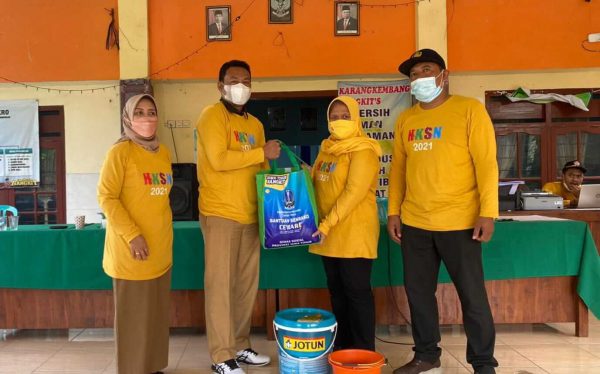 Peringati HKSN, Dinsos Lamongan Salurkan Bantuan Sembako dan Pengecatan Rumah KPM Miskin Ekstrim