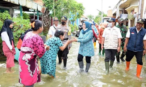 Ketua TP PKK Lamongan Gandeng DNY Skin Care Salurkan Bantuan untuk Korban Banjir di Lima Desa Karangbinangun