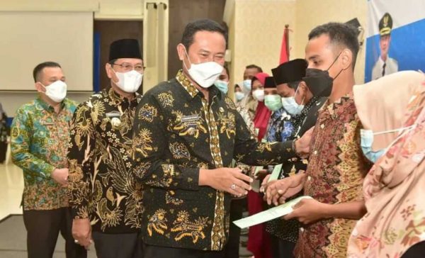 Sebanyak 325 Sertifikat Pelaku UMKM Lamongan Diserahkan di Penghujung Tahun 2021