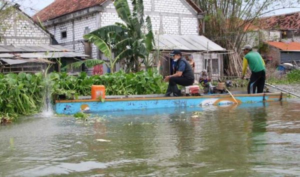 Bupati Lamongan Awasi Proses Pembersihan Sungai Bengawan Jero