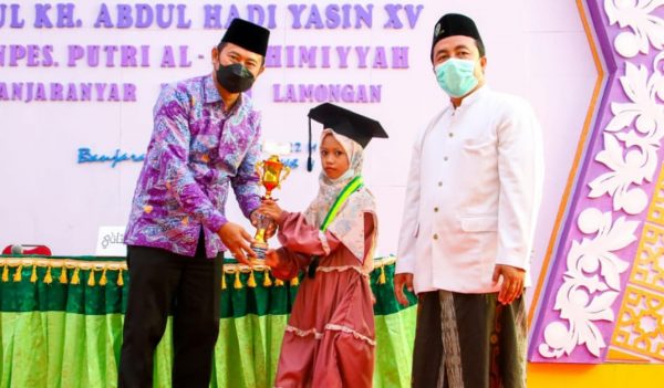 Hadiri Wisuda Al Qur’an XXIX Yayasan Ponpes Putri Al Fathimiyah, Bupati Lamongan Sampaikan Kebanggan Miliki Generasi Penghafal Al Quran