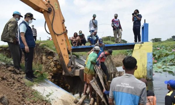 Tanggul Waduk Rancang Lamongan Jebol, Bupati Yuhronur Turunkan Alber dan Tinjau Perbaikan