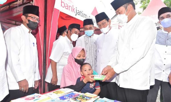 Pasar Sembako Murah Pemkab Lamongan Diserbu Pembeli Saat Safari Ramadan