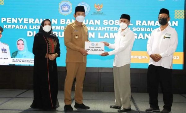 Pemkab Lamongan Melalui Baznas Serahkan Puluhan Paket Bantuan Sosial Ramadan untuk LKSA