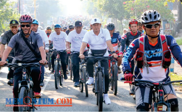 Flash Mob Tari Boran Meriahkan Gowes Bareng Bupati Lamongan