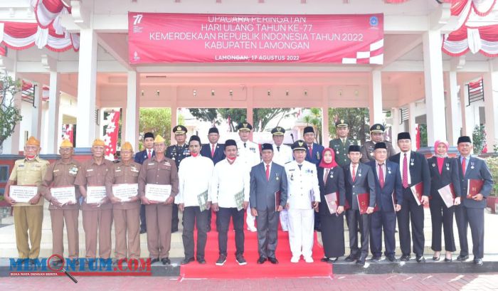 Peringati HUT RI bersama Forkopimda, Bupati Lamongan juga Beri Penghargaan Satyalancana Karya Satya