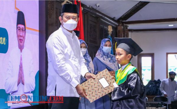 Wisuda 4.326 Tahfidz Lamongan, Bupati Yuhronur Ingatkan Peran Santri dan Guru