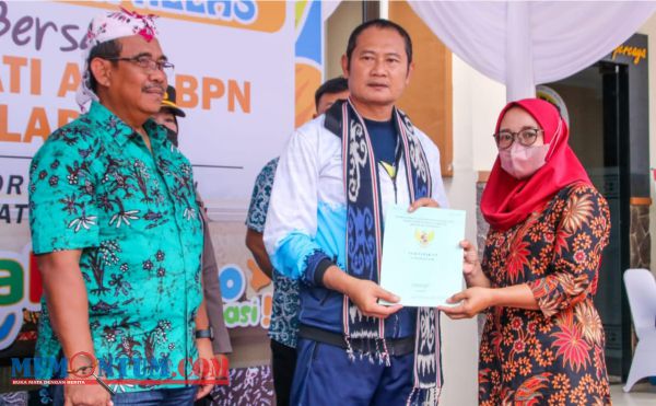 Hadiri Hari Agraria yang Dikemas Peluncuran Aplikasi Ladara, Bupati Lamongan Berikan 1.025 Sertifikat Pelaku Lintas Sektor