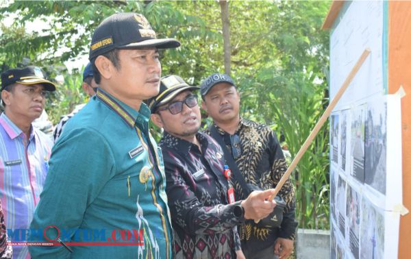 Dukung Penanganan Kemiskinan Ekstrem di Lamongan, Bupati Yuhronur Salurkan 371 Buku Tabungan Program BSPS