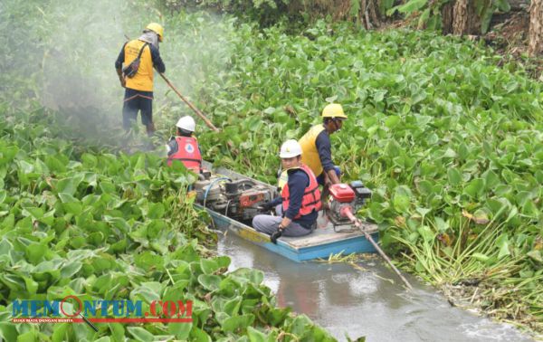 Gunakan Motor Trail, Bupati Lamongan Pantau Program Garpu Sendok