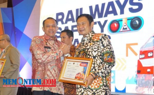 Berperan Aktif dalam Peningkatan Keselamatan di Perlintasan, Pemkab Lamongan Terima Railways Safety Awards