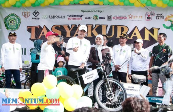 Bupati Yuhronur Berangkatkan Peserta Jalan Sehat Tasyakuran MI Murni Ke-55