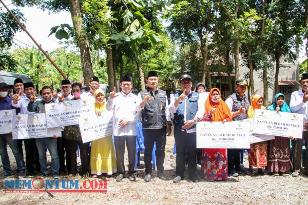 Bupati Yuhronur Berikan Bantuan Bedah Rumah untuk 35 Mustahik Lamongan