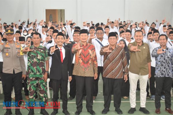 Bupati Yuhronur Hadiri Pengkukuhan 474 PKD oleh Bawaslu Lamongan