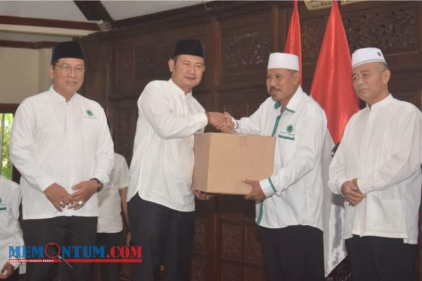 Bupati Yuhronur Bagikan Bansos dari IPHI Lamongan untuk Masyarakat Terdampak Banjir