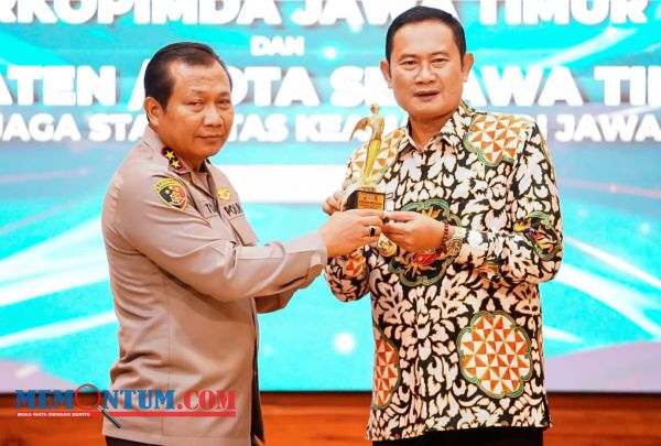 Peduli Keselamatan Perlintasan Rel Kereta, Bupati Lamongan Terima Penghargaan Kapolda Jatim