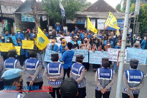 Puluhan Aktivis PMII Lamongan Gelar Aksi Unjuk Rasa Tolak UU Ciptakerja di Gedung DPRD