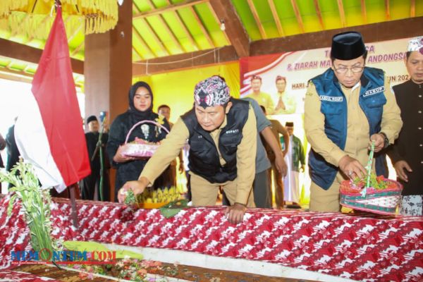 Jelang Puncak HJL, Bupati Yuhronur Gelar Tabur Bunga dan Ziarah Makam ke Tokoh Pendahulu Lamongan