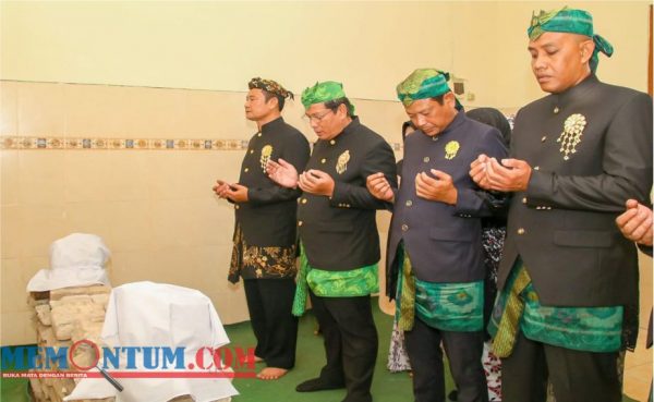 Pupuk Spirit Perjuangan, Bupati Yuhronur bersama Forkopimda Ziarah Makam Leluhur Lamongan